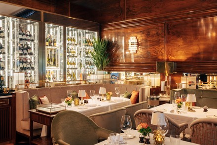 Im Restaurant schaffen kaukasischer Nussbaum, warme Farben wie Rostrot, Olivgrün und Taubenblau zusammen mit einem Kaminfeuer eine elegante und wohnliche Atmosphäre. (Foto: © Max Arens)