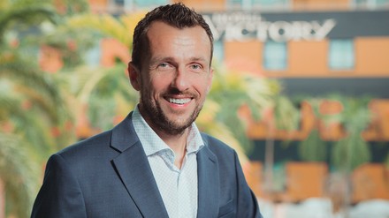 Michael Hiereth ist der neue Kapitän des in der Therme Erding gelegenen Hotel-Großseglers HMS Victory. (Foto: © Hotel Victory Therme Erding) Michael Hiereth