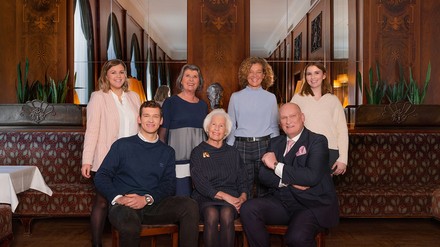 Die Familie Querfeld: V.l.n.r. Karoline Winkler, Ferdinand Querfeld, Andrea Winkler, Anita Querfeld, Irmgard Querfeld, Berndt Querfeld, Elisabeth Querfeld (Foto: © Alex Lang Photo) Die Familie Querfeld: V.l.n.r. Karoline Winkler, Ferdinand Querfeld, Andrea Winkler, Anita Querfeld, Irmgard Querfeld, Berndt Querfeld, Elisabeth Querfeld
