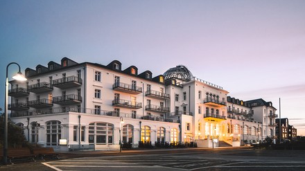 Das Strandhotel Kurhaus Juist bleibt eine zeitlose Ikone der Gastfreundschaft, die ihren Gästen weiterhin unvergessliche Erlebnisse bieten wird. (Foto: © Strandhotel Kurhaus Juist) Das Strandhotel Kurhaus Juist bleibt eine zeitlose Ikone der Gastfreundschaft, die ihren Gästen weiterhin unvergessliche Erlebnisse bieten wird.