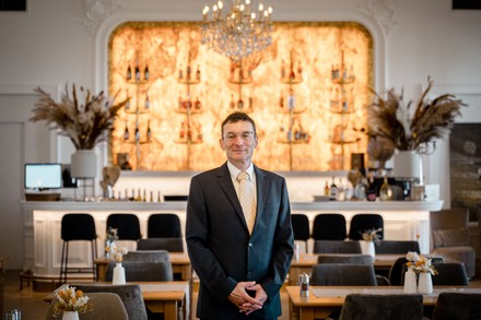 General Manager Frank Kometz begrüßt die Gäste des Strandhotels Kurhaus Juist. (Foto: © Strandhotel Kurhaus Juist)