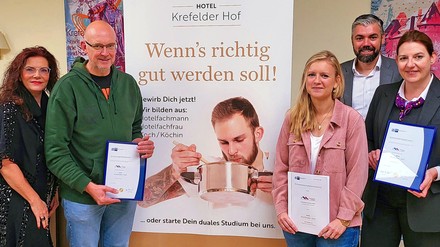 Sie freuen sich über den frisch unterzeichneten Kooperationsvertrag (v.l.): Gabriele Götze (IHK berufliche Bildung, Beraterin Schule und Wirtschaft) Dirk Wellesen (Leiter Gesamtschule Uerdingen Krefeld), Anna Josch (Koordinatorin für die berufliche Orientierung), Bart Vaessen (Direktor Hotel Krefelder Hof) und Andrea Calaminus (Direktionsassistentin Hotel Krefelder Hof). (Foto: © Hotel Krefelder Hof)
