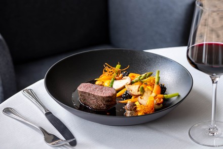 Der Küchenchef zaubert magische Gerichte am Herd. (Foto: © Romantik Hotels)