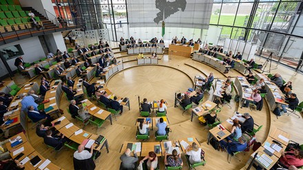 Blick in den Plenarsaal während der Sitzung des Sächsischen Landtages. (Foto: © picture alliance/dpa | Robert Michael) Blick in den Plenarsaal während der Sitzung des Sächsischen Landtages.