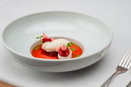 Dessert Kalte Liebe mit Himbeeren und Joghurt. (Foto: © Nils Hasenau)