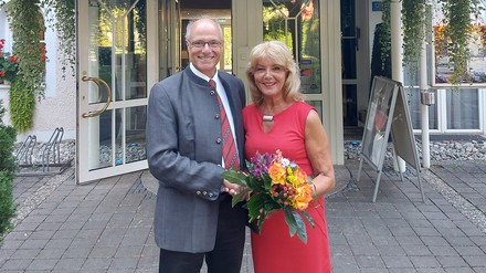 Hoteldirektor Dieter Winkler überreicht Frau Breitner einen Blumenstrauß. (Foto: © Hotel Juwel) Hoteldirektor Dieter Winkler überreicht Frau Breitner einen Blumenstrauß