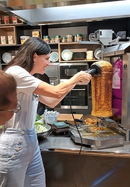 Nadia Meier beim offiziellen ersten Anschnitt des plant-based Kebabs.