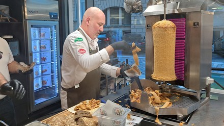 Bei einem Launch-Event im Chefmanship Center am 7. September 2023 in Hamburg wurde der neue Plant-based Kebab von The Vegetarian Butcher und Düzgün erstmals offiziell vorgestellt. (Foto: © HOGAPAGE/Sarah Kleinen) Plant-based Kebab von The Vegetarian Butcher und Düzgün