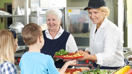 In Freiburger Grundschulen wird seit Beginn des neuen Schuljahres nur noch vegetarisches Essen serviert. (Foto: © highwaystarz/stock.adobe.com) Essensausgabe in einer Grundschule