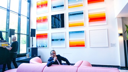 Rafael Horzon freut sich, seine Wanddekorationsobjekte in der Lobby des Flemings Selection Hotels Frankfurt-City präsentieren zu können. (Foto: © Flemings Hotels/Moza Ismail) Rafael Horzon vor den Wanddekorationsobjekten in der Lobby des Flemings Selection Hotels Frankfurt-City