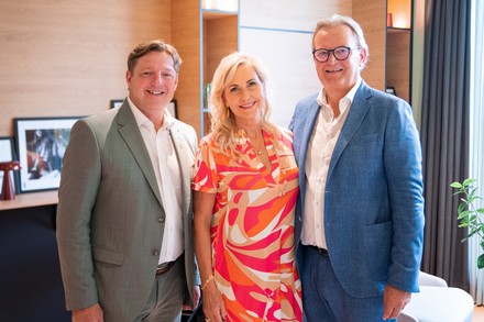 Am 22. Juni 2023 fand die offizielle Eröffnungsfeier des neuen harry’s home Villach in Kärnten mit zahlreichen Gästen statt (v. l. n. r.): Günther Albel, Bürgermeister Villach; Sonja und Harald Ultsch, Geschäftsführung harry's home hotels & apartments