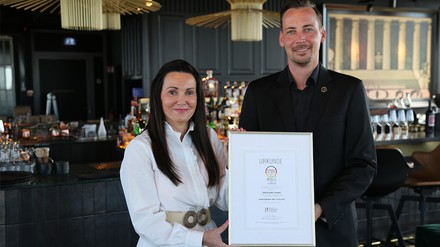 Diana Brinkmann, Geschäftsführerin, und Tim Althof, stv. Geschäftsführer, vom Braunschweiger Restaurant ÜBERLAND präsentieren die Urkunde „Arbeitgeber der Zukunft". (Foto: © ÜBERLAND GmbH) Diana Brinkmann, Geschäftsführerin, und Tim Althof, stv. Geschäftsführer, vom Braunschweiger Restaurant ÜBERLAND präsentieren die Urkunde „Arbeitgeber der Zukunft".