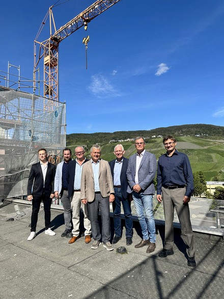 V. l. n. r.: Alexander Andres (Projektleiter Berdi Architekten), Jan Berdi (Geschäftsführer Berdi Architekten), Wolfgang Port (Stadtbürgermeister Bernkastel-Kues), Gerhard Wendl (Gründer und Geschäftsführer JUFA Hotels), Leo Wächter (Verbandsbürgermeister), Christian Rautenberg (Sybac Immobilien), Jörg Lautwein (Leiter der Tourist-Information und Geschäftsführer der WFB) (Foto: © JUFA Hotels/Sascha Lindemann)
