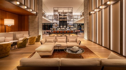 In der Greatroom Lobby befindet sich die westhub bar & lounge. (Foto: © Marriott International) In der Greatroom Lobby befindet sich die westhub bar & lounge. (Foto: © Marriott International)