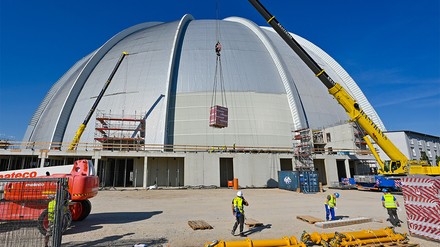 Die Baustelle des neuen Hotelkomplex an der östlichen Seite am Dom vom Badeparadies Tropical Islands