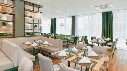 In Friedrichs Schnitzel-Bar gibt’s verschiedene Schnitzelvarianten zum Ausprobieren. (Foto: © H-Hotels.com) In Friedrichs Schnitzel-Bar gibt’s verschiedene Schnitzelvarianten zum Ausprobieren.