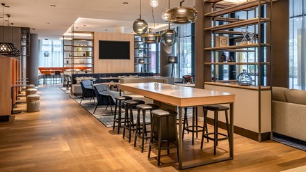 Kitchen & Bar im Courtyard by Marriott Cologne