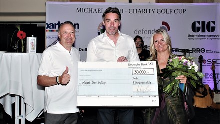 30.000 Euro für die Michael Stich Stiftung: Scheckübergabe auf der Players Night im Park Inn by Radisson Berlin Alexanderplatz. V. l.: Jürgen Gangl, Michael Stich und Ariane Fränkle, Geschäftsführerin der Golfanlage Groß Kienitz (Foto: © Park Inn by Radisson Berlin Alexanderplatz) 30.000 Euro für die Michael Stich Stiftung: Scheckübergabe auf der Players Night im Park Inn by Radisson Berlin Alexanderplatz. V. l.: Jürgen Gangl, Michael Stich und Ariane Fränkle, Geschäftsführerin der Golfanlage Groß Kienitz (Foto: © Park Inn by Radisson Berlin Alexanderplatz)