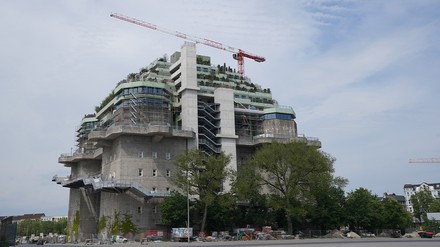 Die Fertigstellung des grünen Bunkers im Hamburger Kultstadtteil St. Pauli rückt immer näher. (Foto: © picture alliance/dpa | Marcus Brandt) Die Fertigstellung des grünen Bunkers im Hamburger Kultstadtteil St. Pauli rückt immer näher. (Foto: © picture alliance/dpa | Marcus Brandt)