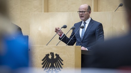 Staatskanzleichef Oliver Schenk (CDU) kündigte eine Bundesratsinitiative für eine Verlängerung der reduzierten Mehrwertsteuer an. (Foto: © picture alliance / photothek | Thomas Koehler) Staatskanzleichef Oliver Schenk