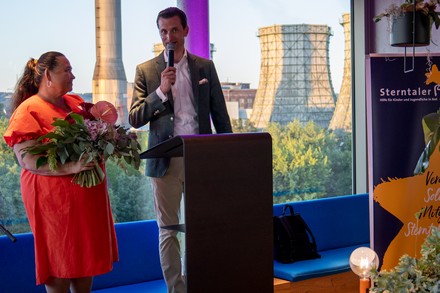 Caroline Merz von Sterntaler und Patrick Rausch, Hotel Manager b'mine Düsseldorf (Foto: © b’mine hotels)