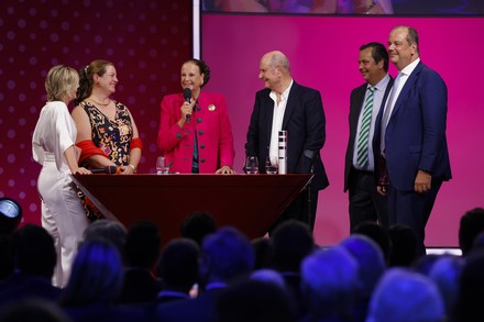 Von links: ZDF-Moderatorin Barbara Hahlweg im Gespräch mit Familie Schweizer: Tochter Carolina Hiebl, Rosely Schweizer, die mit dem Deutschen Gründerpreis für ihr Lebenswerk ausgezeichnet wurde, Ehemann Dr. Folkart Schweizer und die Söhne Georg Schweizer und Rudolf Louis Schweizer. ( Foto: ©  Franziska Krug für Deutscher Gründerpreis)