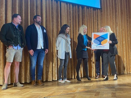 Das Team von L’Osteria nimmt voller Stolz die Auszeichnung „Preis der Deutschen Systemgastronomie 2023“ entgegen. (Foto: © BdS)