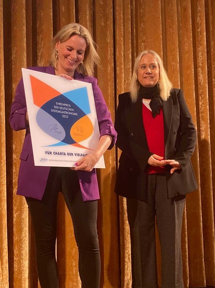 Franzi von Kempis nimmt den Ehrenpreis entgegen. (Foto: © BdS)