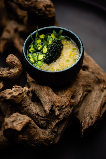 Passend zum Interieur des Restaurants werden auch die Gerichte serviert. (Foto: © Restaurant Oukan)