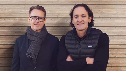 Holger Stromberg und Martin Wild vor einer Holzwand