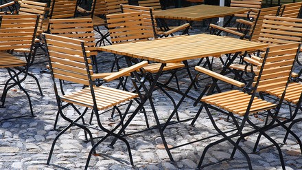 Damit die Stühle in den Wirtschaften und Restaurants nicht leer bleiben, ist jetzt jeder gefordert die Bundestagspetition zu unterschreieben. (Foto: © Sinuswelle/stock.adobe.com) Damit die Stühle in den Wirtschaften und Restaurants nicht leer bleiben, ist jetzt jeder gefordert die Bundestagspetition zu unterschreieben.