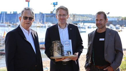 Die Initiatoren Rainer Birke (Inhaber Hotel Birke, l.) und Dr. Levent Piker (Geschäftsführer Oceanwell) mit Schirmherr Daniel Günther (Foto: © Oke Jens) Die Initiatoren Rainer Birke (Inhaber Hotel Birke, l.) und Dr. Levent Piker (Geschäftsführer Oceanwell) mit Schirmherr Daniel Günther (Foto: © Oke Jens)