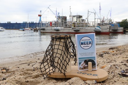 Spendenbox mit SeeKuh im Hintergrund (Foto: © Oke Jens)