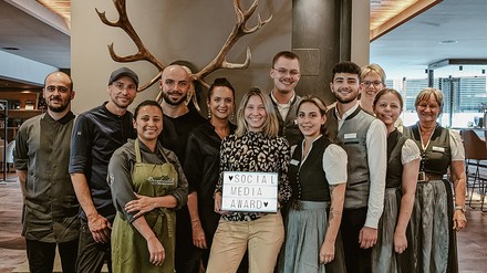 Das ganze Team des Hotels „Das Bergkristall – Mein Resort im Allgäu“ freut sich über die Auszeichnung. (Foto: © Bergkristall – Mein Resort im Allgäu) Das ganze Team des Hotels „Das Bergkristall – Mein Resort im Allgäu“ freut sich über die Auszeichnung.