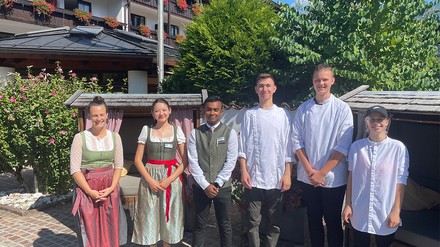 V.l. Ausbildungsleitung Michelle Wagner, Kamila Mashrapova (Kirgisistan), Tuhin Dewan (Bangladesh), Bohdan Omelianenko (Ukraine), Lucas Wehse (Farchant), Celina Luxenburger (Oberammergau). (Foto: © Hotel Zugspitze) V.l. Ausbildungsleitung Michelle Wagner, Kamila Mashrapova (Kirgisistan), Tuhin Dewan (Bangladesh), Bohdan Omelianenko (Ukraine), Lucas Wehse (Farchant), Celina Luxenburger (Oberammergau).