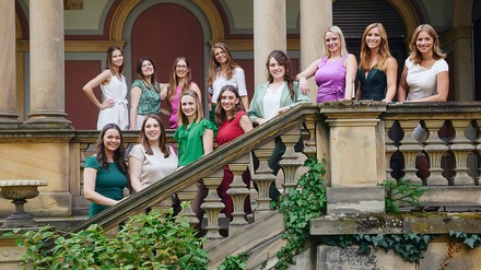 Diese 12 Kandidatinnen stellen sich zur Wahl. Wer wird die 75. Deutsche Weinkönigin? (Foto: © www.deutscheweine.de) Diese 12 Kandidatinnen stellen sich zur Wahl. Wer wird die 75. Deutsche Weinkönigin?