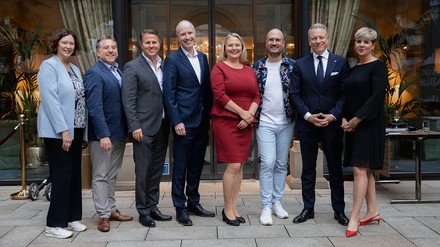 Vorstand der Frankfurt Hotel Alliance (FHA): (v.l.) Jutta Sackbrook, Lindner Hotel Frankfurt Höchst, Marco Zimmermann, Flemings Hotels, Peter Reischl, Frankfurt Marriott Hotel, Ronald Hoogerbrugge, IHG Hotels & Resorts, Andrea Lördemann, Hilton Garden Inn Frankfurt City Centre, Christian Henzler, Coach und Trainer, Stefan Frank, Steigenberger Icon Frankfurter Hof, Constanze Neuhörl, Maritim Hotel Frankfurt. Foto: Frankfurt Hotel Alliance (Foto: © Frankfurt Hotel Alliance e.V. ) Vorstand der Frankfurt Hotel Alliance (FHA)