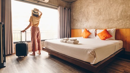 Beim diesjährigen Sommerurlaub wurde nicht gespart – das zeigt eine Analyse von Dertour. (Foto: © boyloso/stock.adobe.com) Frau im Hotelzimmer