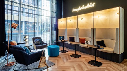 Beim Design-Konzept des neuen ibis Styles Bielefeld dreht sich alles um das benachbarte Stadttheater. (Foto © Abaca Press Nicolas Det) Beim Design-Konzept des neuen ibis Styles Bielefeld dreht sich alles um das benachbarte Stadttheater. (Foto © Abaca Press Nicolas Det)