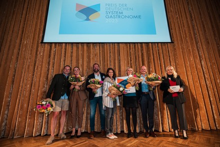 Das Team von L’Osteria freut sich über die Auszeichnung „Preis der Deutschen Systemgastronomie 2023“. (Foto © BdS/ Paul Günther)