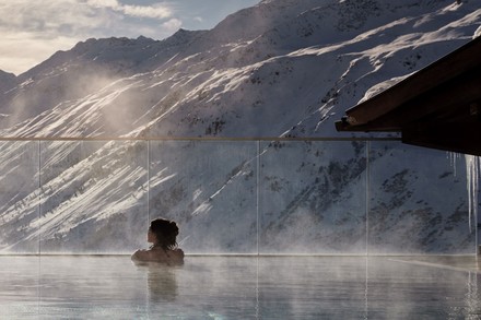 Der Infinity-Pool lädt zum Entspannen ein. (Foto: © TOP Hotel Hochgurgl)
