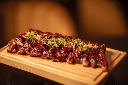 Das Fleisch für die Spareribs im St.Ribs-Restaurant kommt von ausgesuchten Partnern in verschiedenen Zubereitungen. (Foto: © Derek Henthorn Photography)
