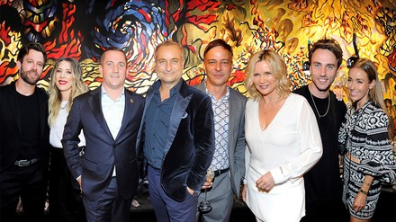 Moritz Haake und Max Schlereth feierten mit ihren Gästen (v. li.: Ken und Marisa Duken, Tom Wlaschiha, Veronica Ferres, Clueso, Annemarie Carpendale) die Eröffnung des St.Ribs in München.