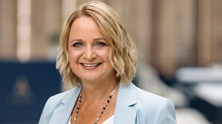 Porträtbild von Julie White.