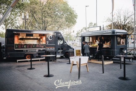 Food Court mit Truck und Trailer vor der Champions Bar im Marriott Hotel Frankfurt am Main. (Foto: © ROKA Werk GmbH)