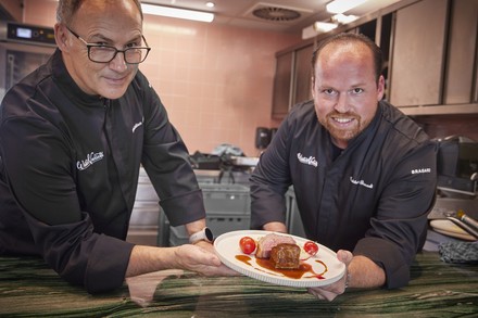 Gemeinsam mit Christian Adam, der als kulinarischer Berater fungiert, und dem Küchenteam hat Tristan Brandt für die neue Saison der Heidelberger Dinnershow "WinterVarieté" ein Drei-Gang-Gourmetmenü entwickelt. (Foto: © Axel Heiter Fotodesign)