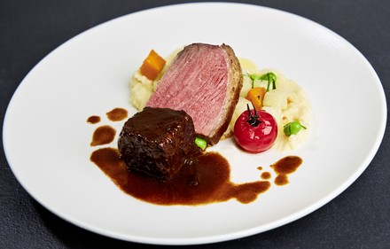 Zum Hauptgang erwarten die Gäste ein Zweierlei vom italienischen Büffel, einen rosa gegarten Tafelspitz und ein geschmortes Schaufelstück, serviert mit Schmorsauce, Petersilienwurzelpüree und Gemüseallerlei. (Foto: © Patrick Reimann Photodesign)