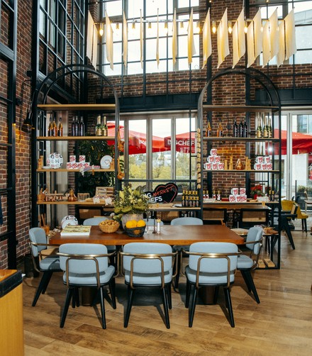 An einem kleinen Marktplatz können Gäste türkische Produkte wie Olivenöl, Mandarinenmarmelade oder Granatapfelsauce erwerben.