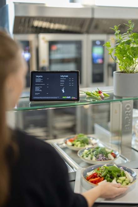 Das papierlose Betriebsrestaurant bietet Platz für über 100 Tischgäste. Zusätzlich gibt es weitere 40 Plätze im Außenbereich. Das Bistro bietet Platz für rund 130 Gäste. (Foto: © WISAG)