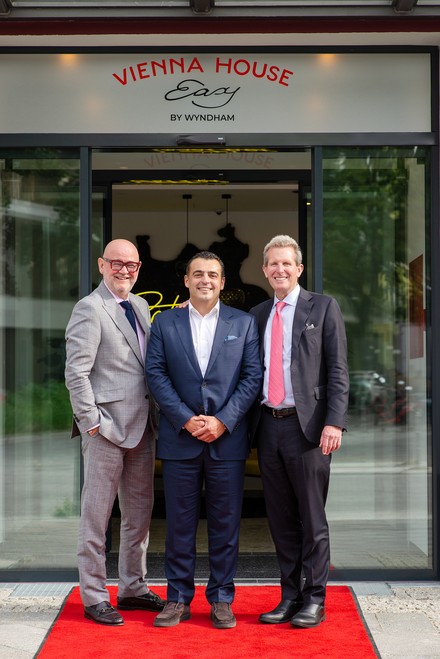 Dimitris Manikis, President Europe, Middle East, Eurasia and Africa (EMEA), Wyndham Hotels & Resorts, Ruslan Husry, CEO HR Group, und Geoff Ballotti, CEO Wyndham Hotels & Resorts, freuen sich auf die Eröffnung des Vienna House Easy by Wyndham Potsdamer Platz. (Foto: © Wyndham Hotels & Resorts)
